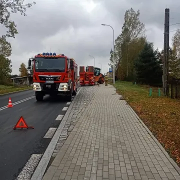 W gminie Kamieńsk walec zsunął się z naczepy