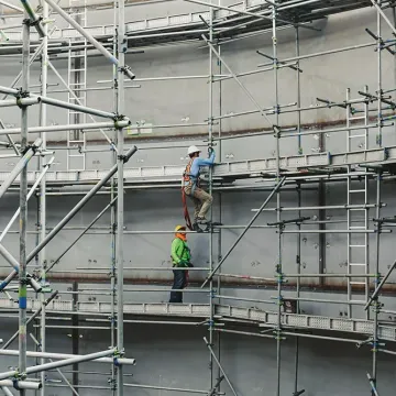 Rusztowanie aluminiowe czy stalowe – które wybrać?