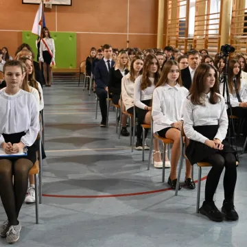 Pierwszoklasiści z II LO w Radomsku złożyli ślubowanie