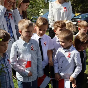 Na nowym maszcie PP4 w Radomsku powiewa już biało-czerwona flaga