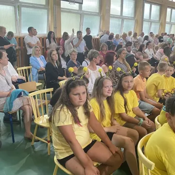 Zasłużone wakacje. Uczniowie „Jedynki” uroczyście zakończyli rok szkolny