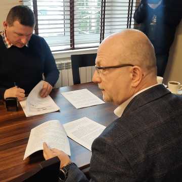 Gmina Kamieńsk: Podpisanie umowy na remont i budowę dróg