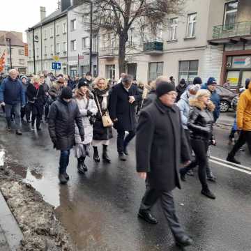 [WIDEO] Orszak Trzech Króli 2025 w Radomsku. „Kłaniajcie się królowie!”