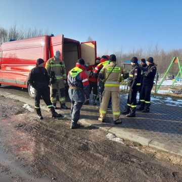 Człowiek pod wodą! Ćwiczenia ratownicze strażaków z Radomska na Folwarkach