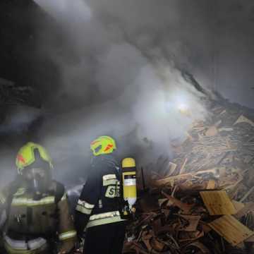 [WIDEO] Pożar w zakładzie stolarskim w Przedborzu. 10 osób ewakuowanych