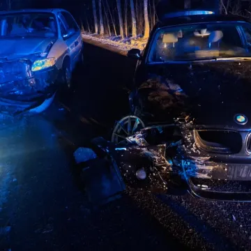 Kolizja w Mariance. BMW wpadło w poślizg i uderzyło w Dodge’a