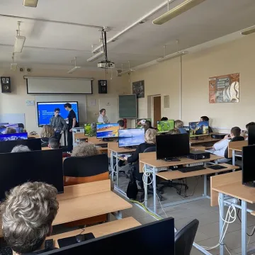 Jak chronić się przed zagrożeniami w sieci? Warsztaty dla seniorów w ZSE-E w Radomsku