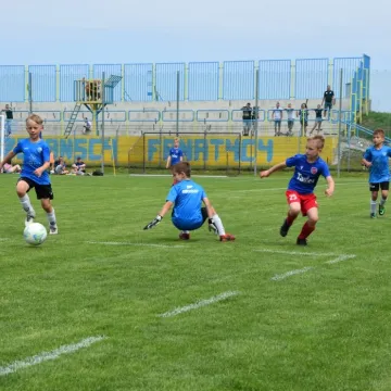 Mali piłkarze na dużej murawie