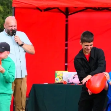 Strażacki piknik rodzinny w Dąbrówce zintegrował mieszkańców