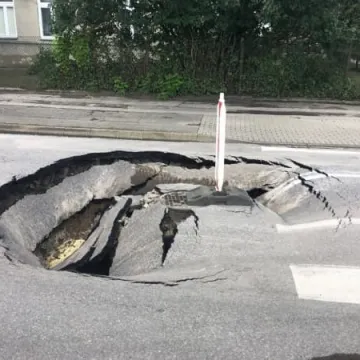 Potężna dziura w jezdni na ul. Krasickiego w Radomsku