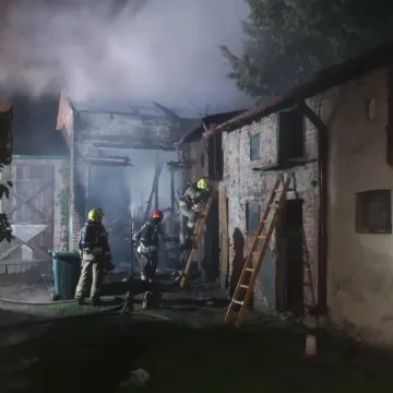 Kamieńsk. Płonęła stodoła, ogień zajął też samochód osobowy