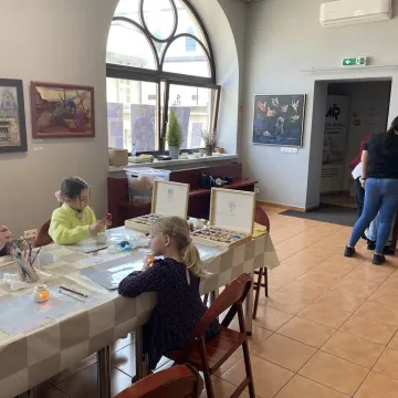 Powrót do korzeni. Uczestnicy warsztatów tworzyli pisanki batikowe w Muzeum Regionalnym w Radomsku