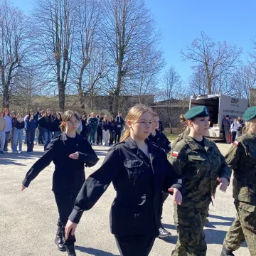 Foto budka, pokazy, poznawanie szkoły. Dzień  Otwarty w ZSP w Kamieńsku