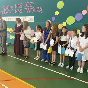 Zasłużone wakacje. Uczniowie „Jedynki” uroczyście zakończyli rok szkolny