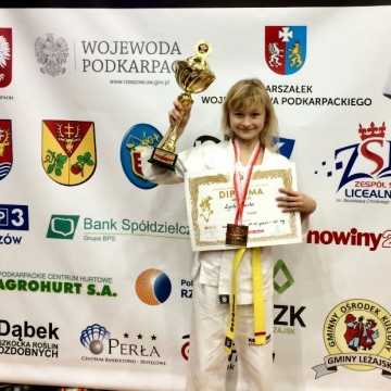 Mistrzowskie pasy w karate dla Natalii Dudek i Marty Łysik z KSW Bushi Radomsko