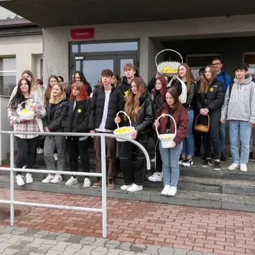 Młodzież z „ekonomika” rozdawała żonkile na ulicach Radomska