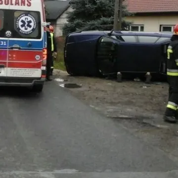 Józefów: samochód przewrócił się i wjechał w ogrodzenie