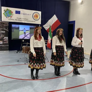 Certyfikaty wręczone, krakowiak zatańczony. Projekt Erasmus w 2 LO podsumowany