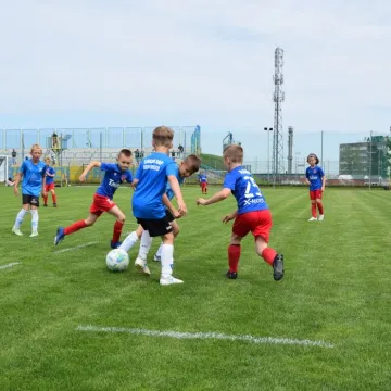 Mali piłkarze na dużej murawie