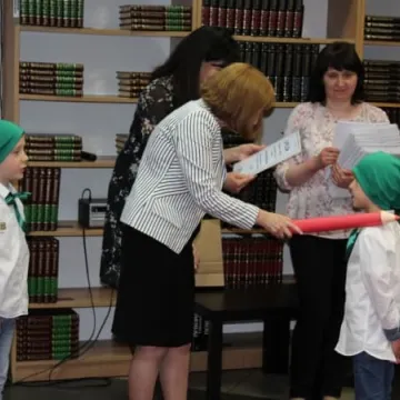 Pasowanie nowych czytelników biblioteki w Radomsku