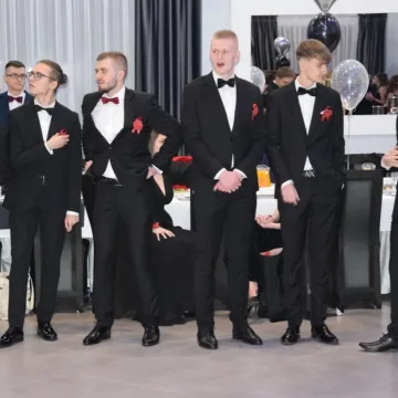 Szampańska zabawa studniówkowa ZSE w Radomsku