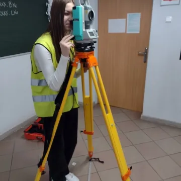 Nowy sprzęt dla przyszłych geodetów z „Mechanika” w Radomsku