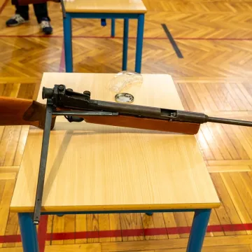 Elektryk kusił ósmoklasistów