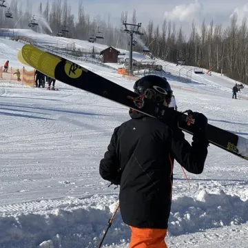 Tłumy narciarzy na Górze Kamieńsk