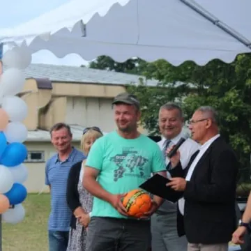 Niedośpielin z pucharem wójta