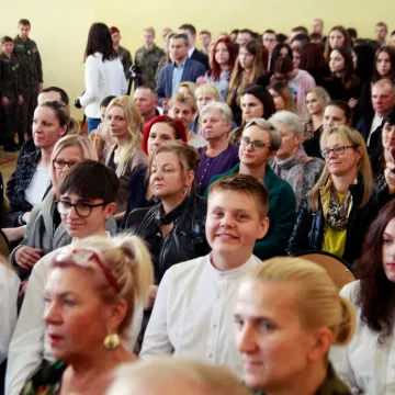 Klasy pierwsze z „Drzewniaka” złożyły ślubowanie. Wręczono wyższe stopnie