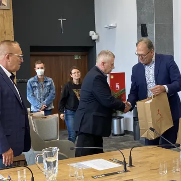 Młodzi tenisiści UMLKS Radomsko z prezentem dla prezydenta