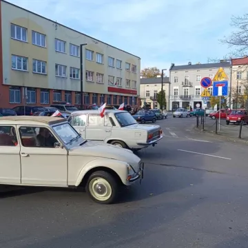 Zlot i parada zabytkowych samochodów w Święto Niepodległości w Radomsku