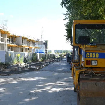 Piotrków Tryb.: trwają prace brukarskie na ul. Broniewskiego