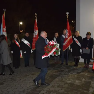 Modlitwa i złożenie kwiatów. Radomsko upamiętnia ofiary stanu wojennego
