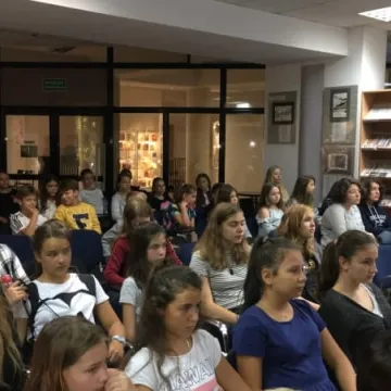 O street arcie w bibliotece