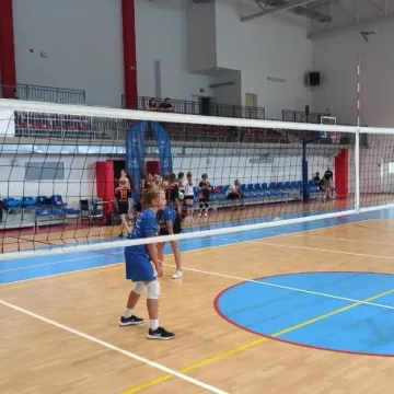 Siatkarska rywalizacja w hali powiatowej