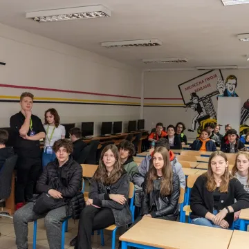 Elektryk kusił ósmoklasistów