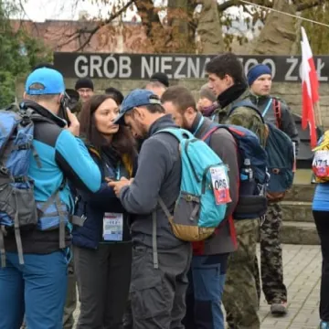 Wyruszyli na trasę VIII Pieszego Maratonu Niepodległości