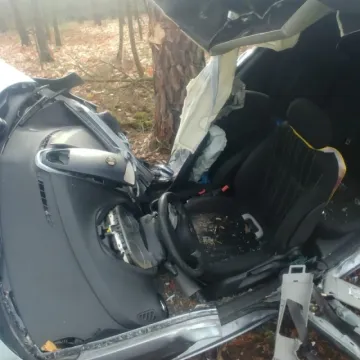 Wyprzedzał kilka samochodów. Stracił panowanie nad pojazdem