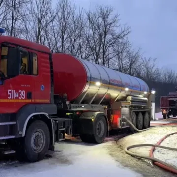[WIDEO] Pożar w Bloku Dobryszyce. Strażacy walczyli z ogniem w zakładzie stolarskim