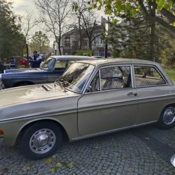 Zlot i parada zabytkowych samochodów w Święto Niepodległości w Radomsku