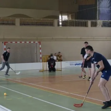 Samorządowcy grali w unihokeja