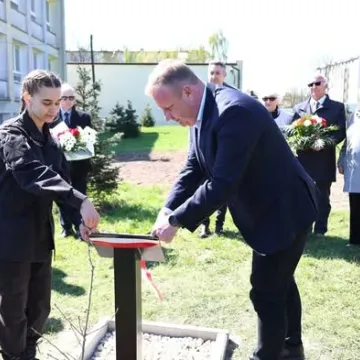 W ZSP nr 1 w Radomsku odsłonięto Dąb Pamięci