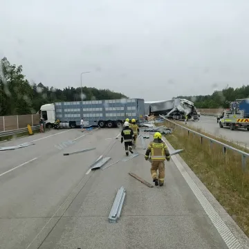 W Słostowicach zderzyły się dwie ciężarówki. Na A1 są utrudnienia