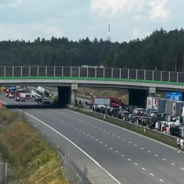 Przewrócona ciężarówka na A1 przygniotła auto osobowe. W środku małe dziecko