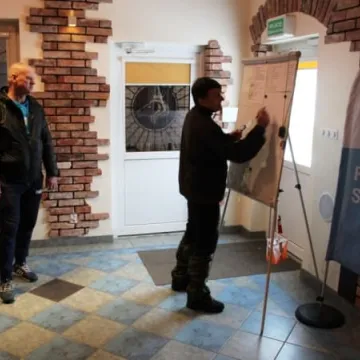 Spacer z mapą i kompasem