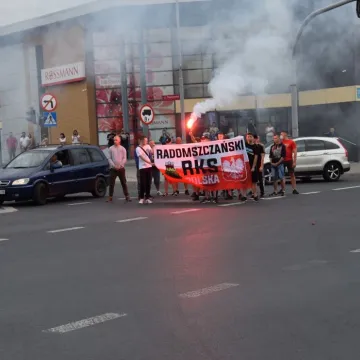 Kibice RKS Radomsko w hołdzie powstańcom warszawskim