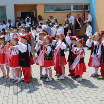 PSP 8 w Radomsku nadano imię „Przyjaciół Dzieci”. Uroczystości 50-lecia