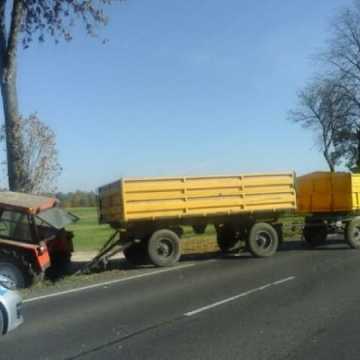Zderzenie ciągnika rolniczego z ciężarówką  