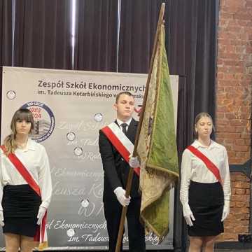 [WIDEO] Zespół Szkół Ekonomicznych w Radomsku świętuje 100-lecie istnienia. Były wspomnienia, życzenia i chwile wzruszeń